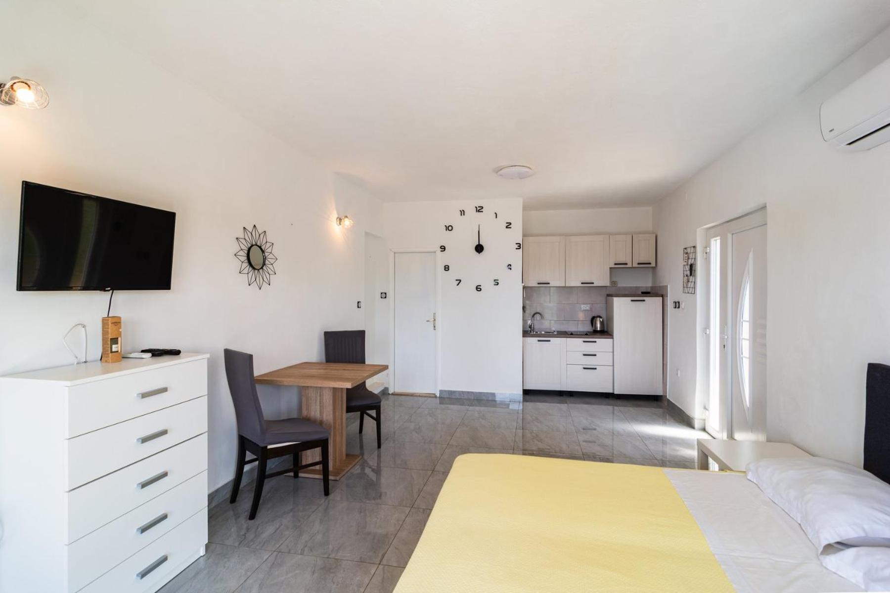 Sea-Views Brazza Apartments With Private Pool Milna  Exteriér fotografie