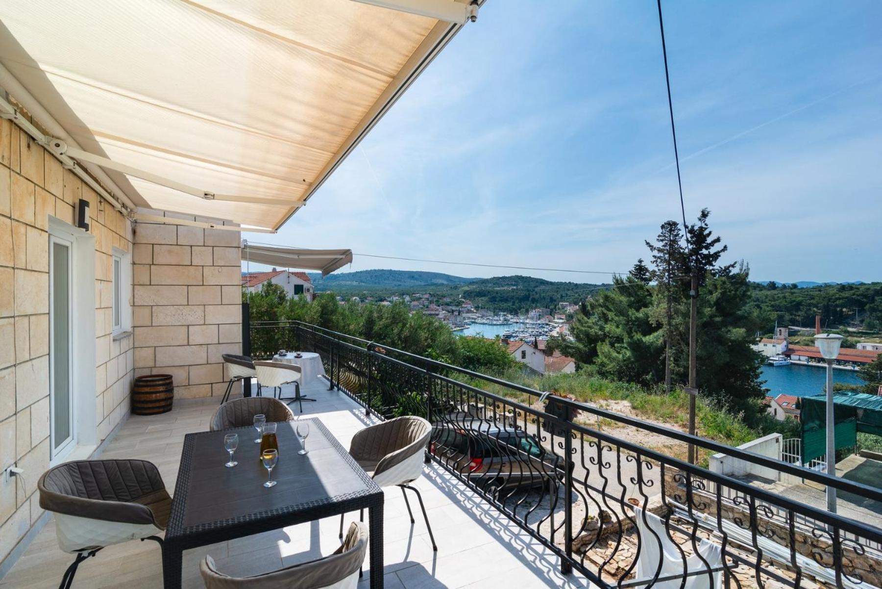 Sea-Views Brazza Apartments With Private Pool Milna  Exteriér fotografie