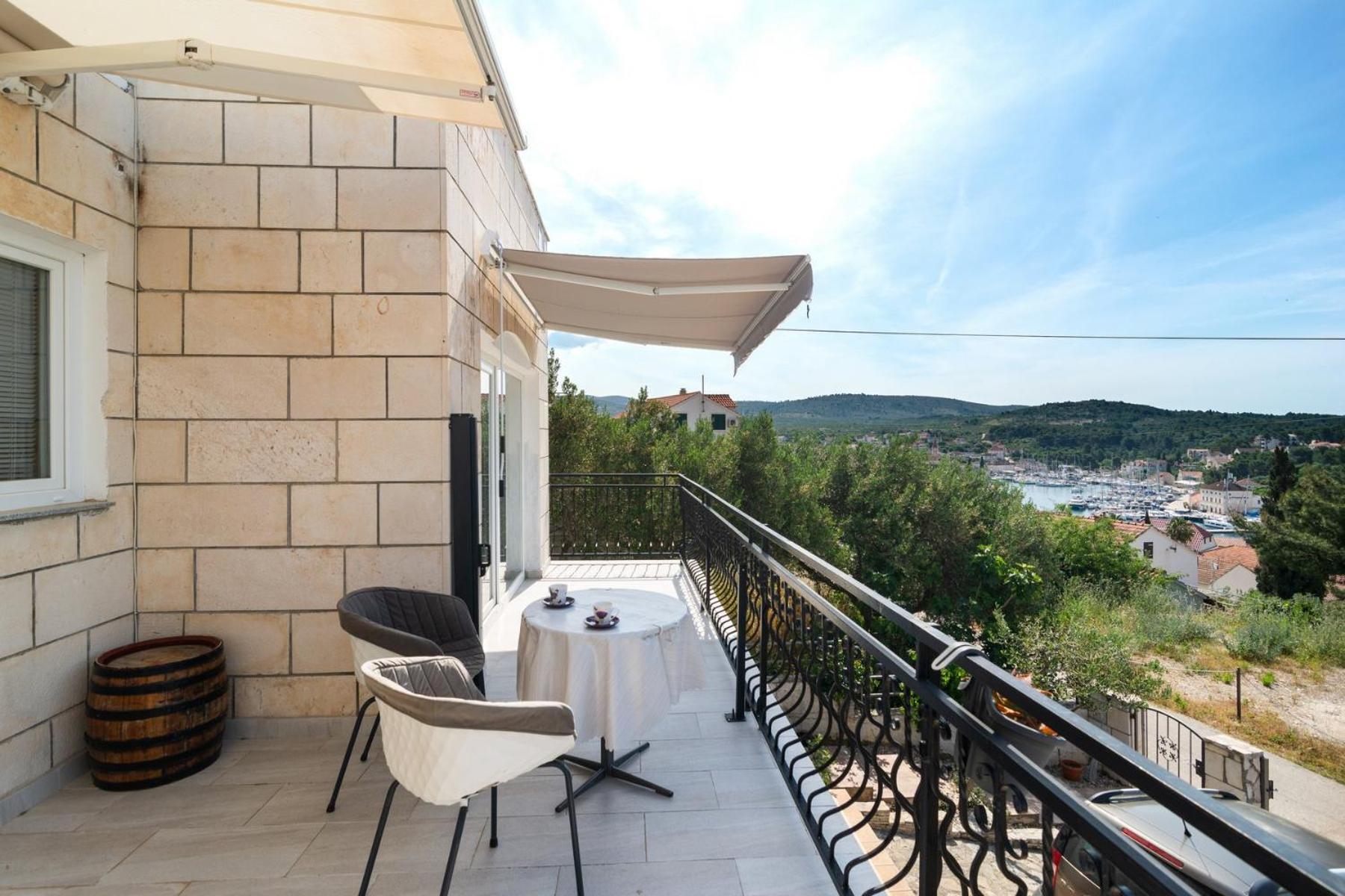 Sea-Views Brazza Apartments With Private Pool Milna  Exteriér fotografie